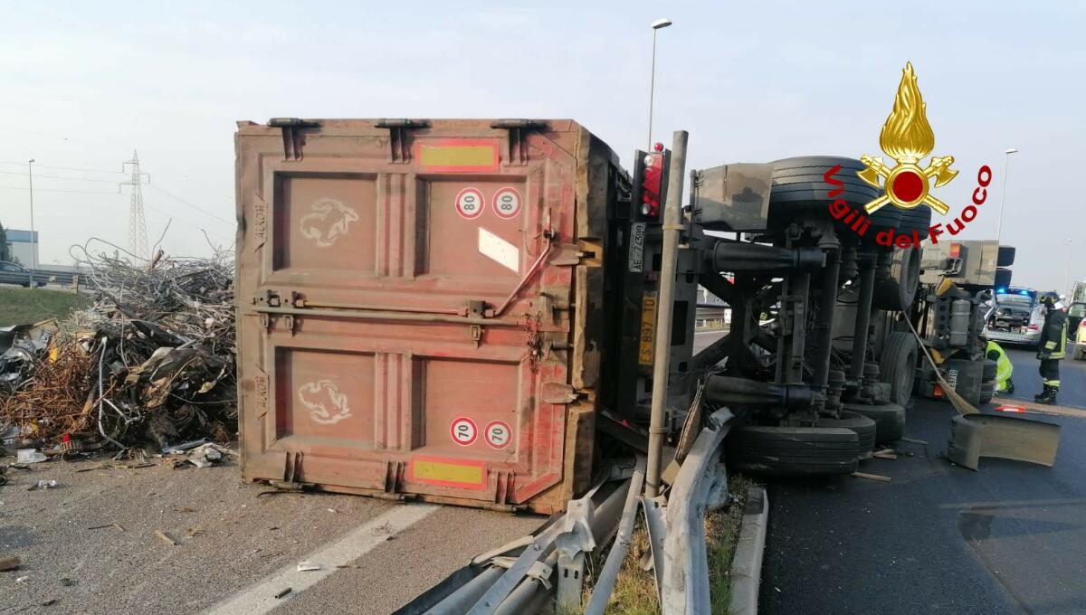 Autoarticolato si rovescia allo svincolo autostradale: autista incastrato - 