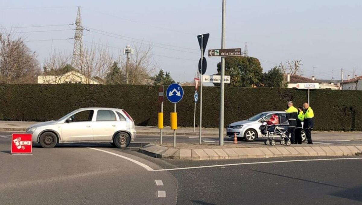 Mamma e bimbo travolti sulle strisce: morto il piccolo di 3 mesi - 