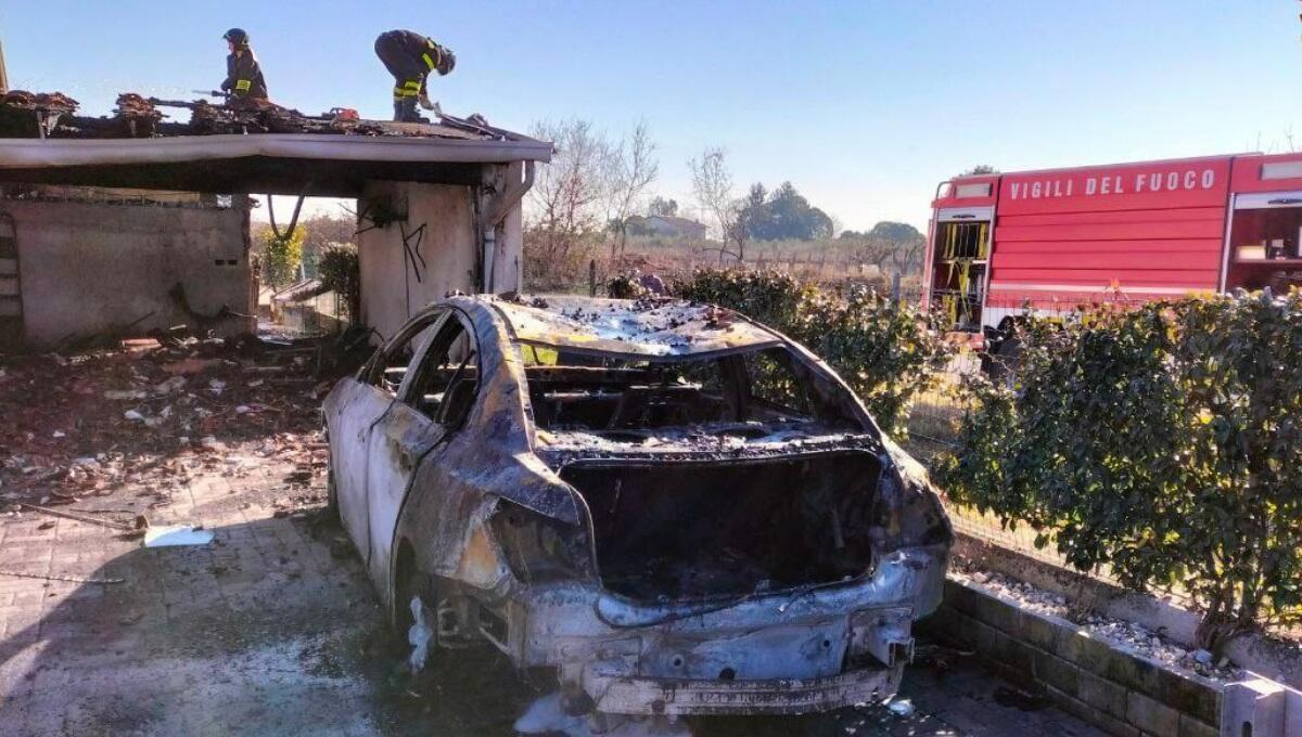 Un incendio a Valvasone distrugge un'auto e un garage - 