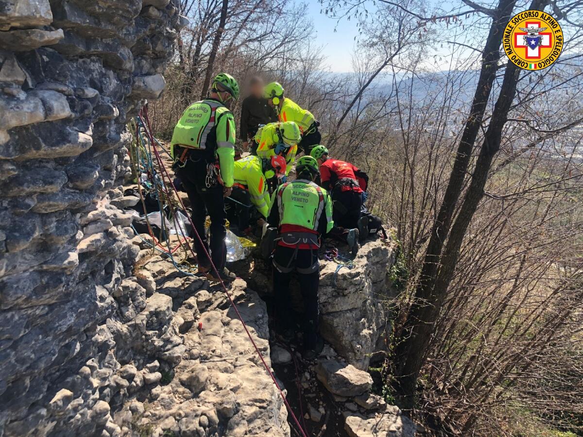 Scalatore 72enne precipita per 10 metri dalla cima della  palestra di roccia - 