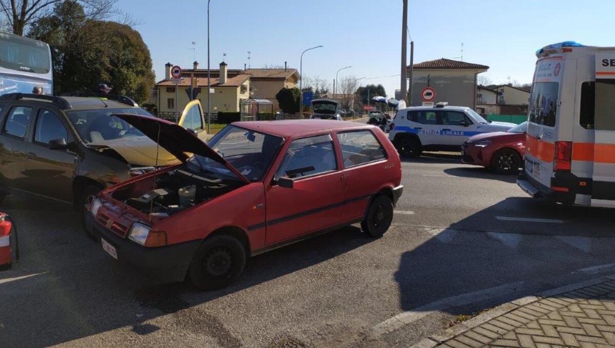 Incidente in comune di Pozzuolo del Friuli, scontro tra 2 auto - 