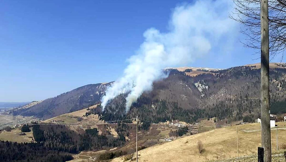 Nuovo incendio (doloso) sull’Altopiano di Asiago: bruciano i boschi di Foza - 