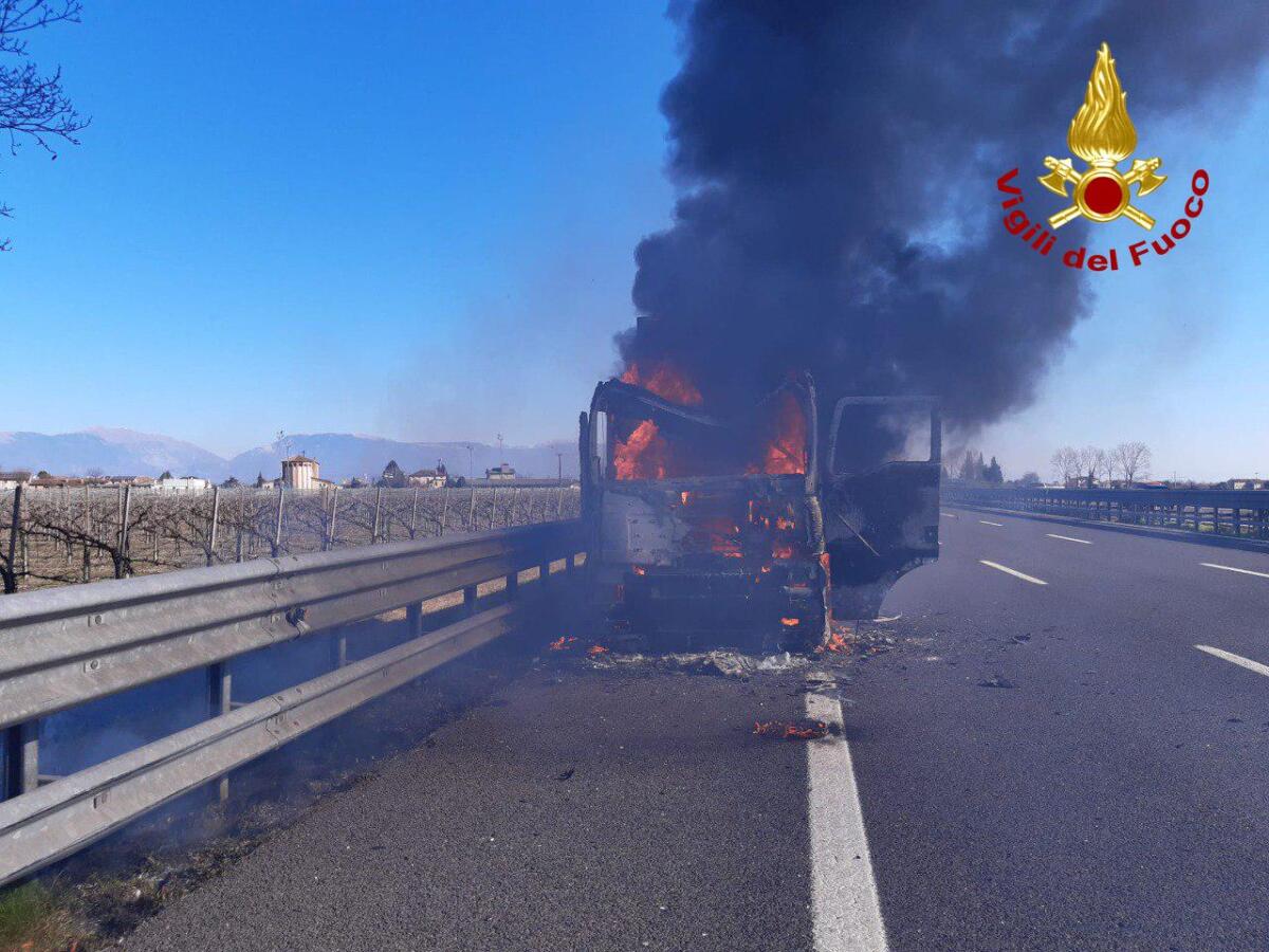 Incendio sulla A27, Tir prende fuoco: distrutto dalle fiamme - 