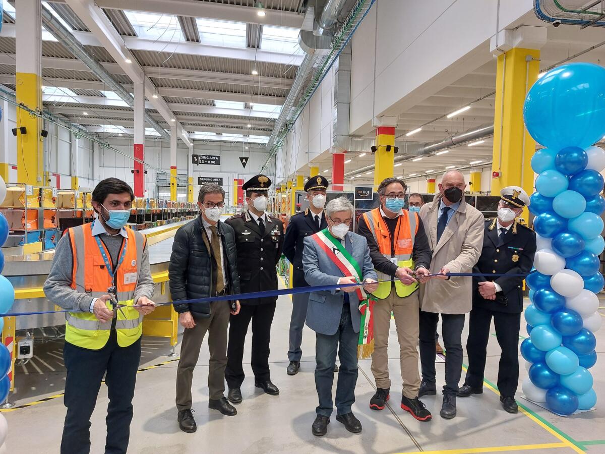 Inaugurato il deposito di smistamento Amazon in via Liguria - 