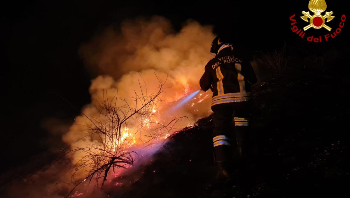 Raffica di incendi di sterpaglie, uno minaccia anche una casa di cura - 