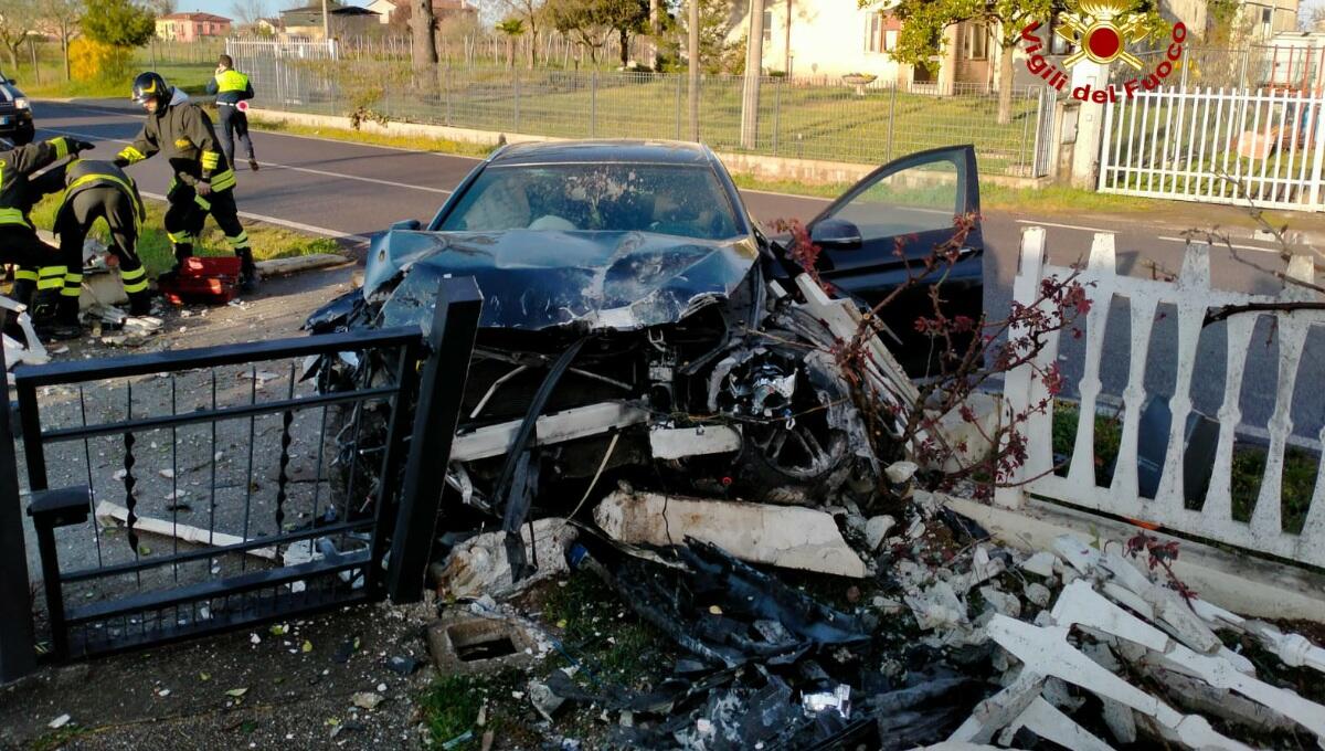 Finisce con la Bmw 520 contro la recinzione di una casa e sradica la colonnina del gas: ferita - 