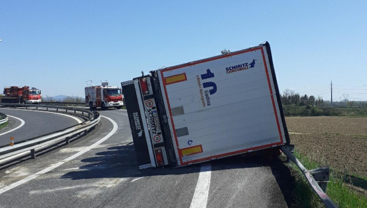 Tir si rovescia, chiuso l'allacciamento A4/A34 - 
