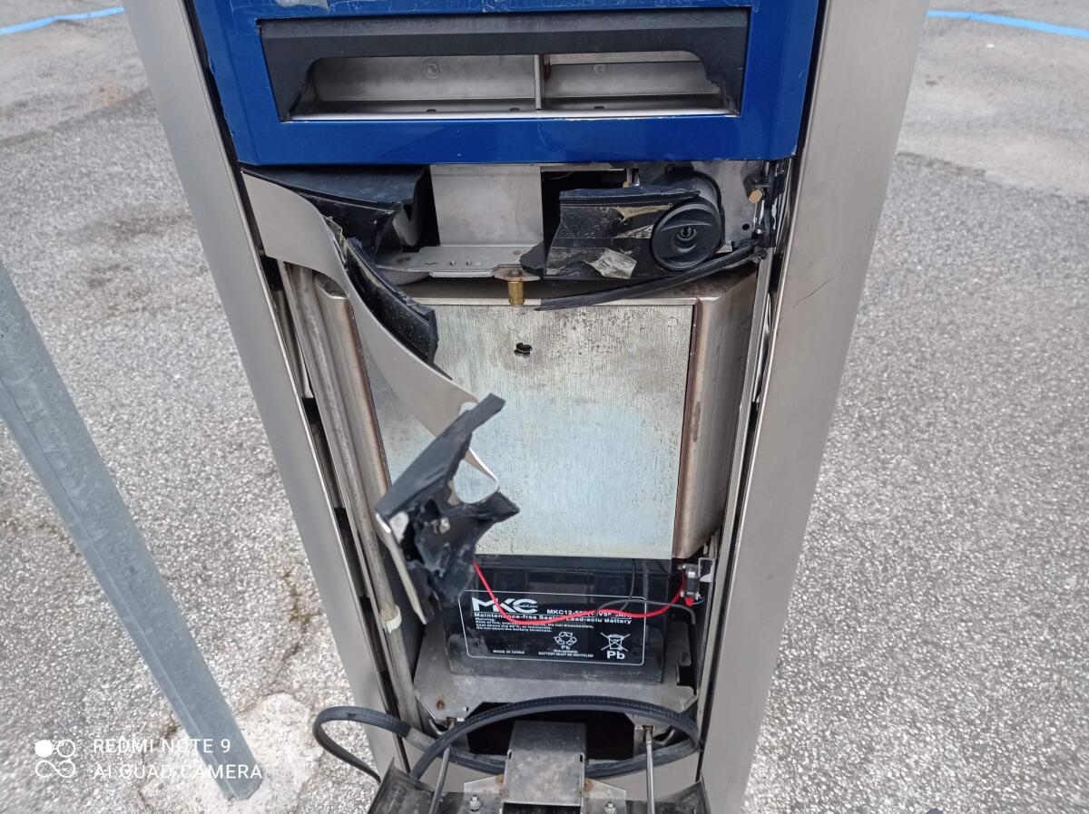 Tentato furto al parcometro: danni per 500 euro per un bottino di soli 2 - 