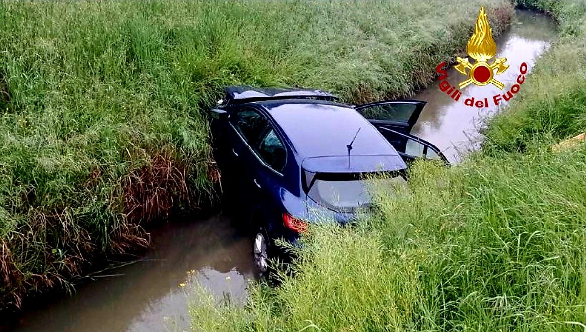 'Vola' su un campo per decine di metri e finisce nel fossato: ferito - 