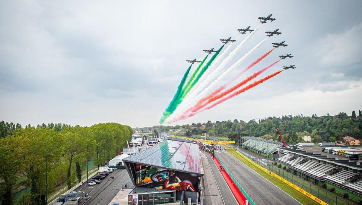 Formula 1, domenica le Frecce Tricolori stenderanno in cielo il Tricolore più lungo del mondo - 