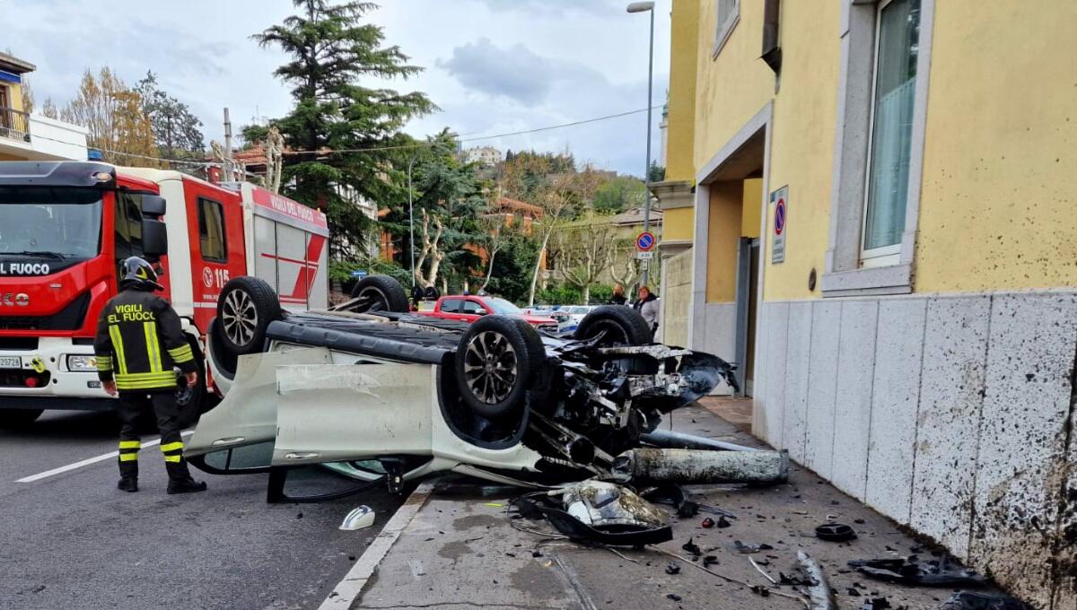Perde il controllo dell'auto, centra un palo e si ribalta - 