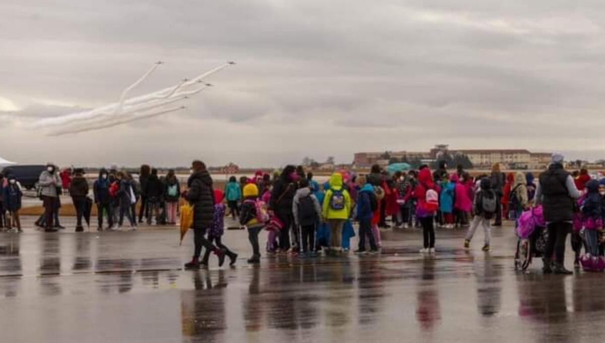 Ad Aviano la prima uscita delle Frecce Tricolori davanti a 400 studenti - 