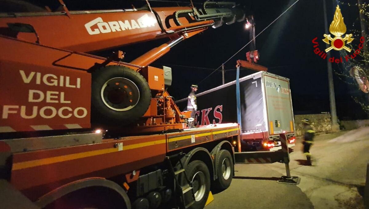 Tir turco incastrato e bloccato nel centro abitato: rimosso con la gru - 