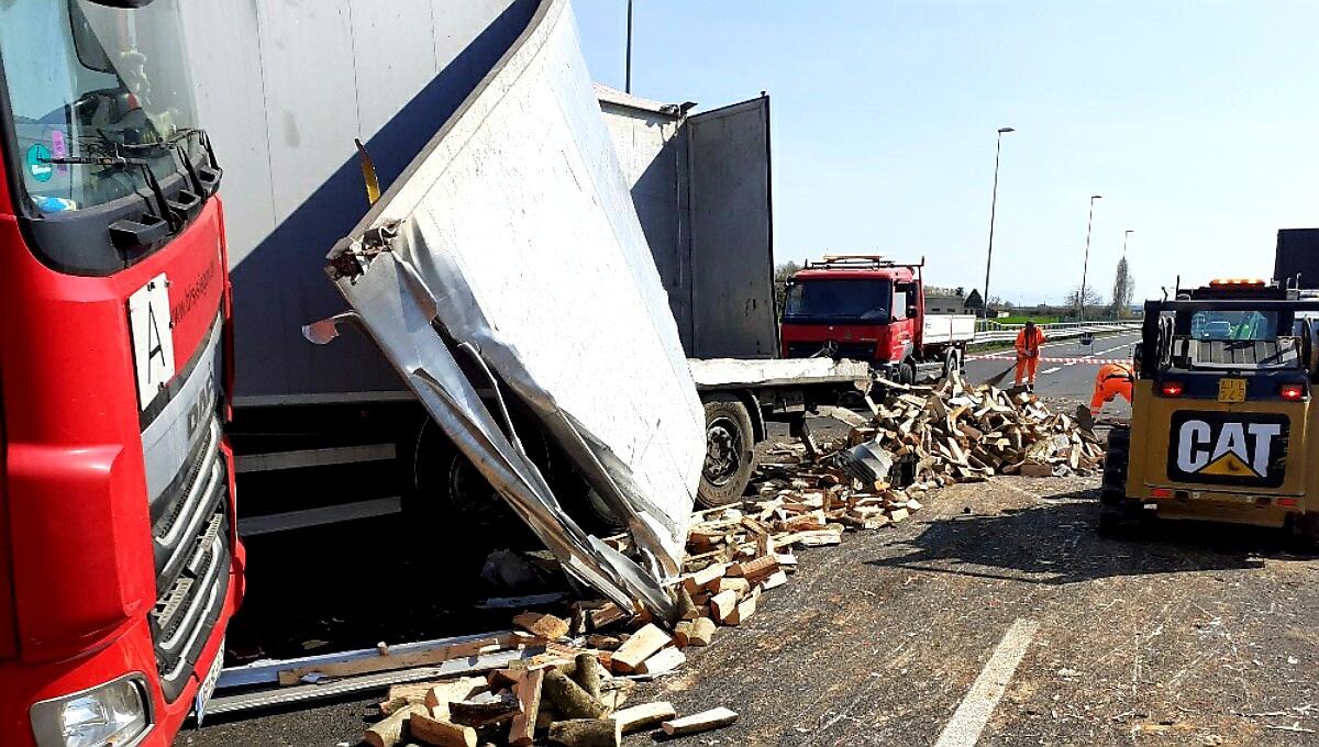 Tre incidenti in A4, a Latisana scontro tra 2 camion: legna in strada - 