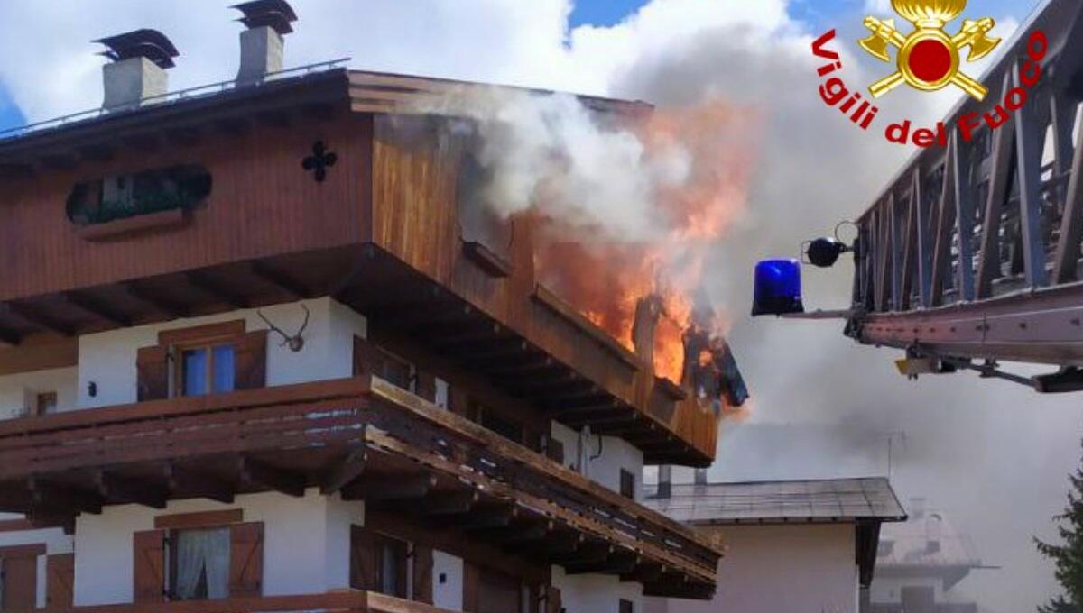 Incendio a Cortina d’Ampezzo: brucia una tipica abitazione di montagna - 