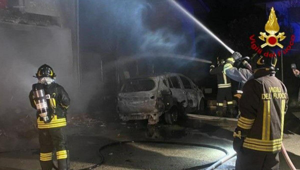A fuoco nella notte un'auto, un furgone e un deposito ad Azzano Decimo - 