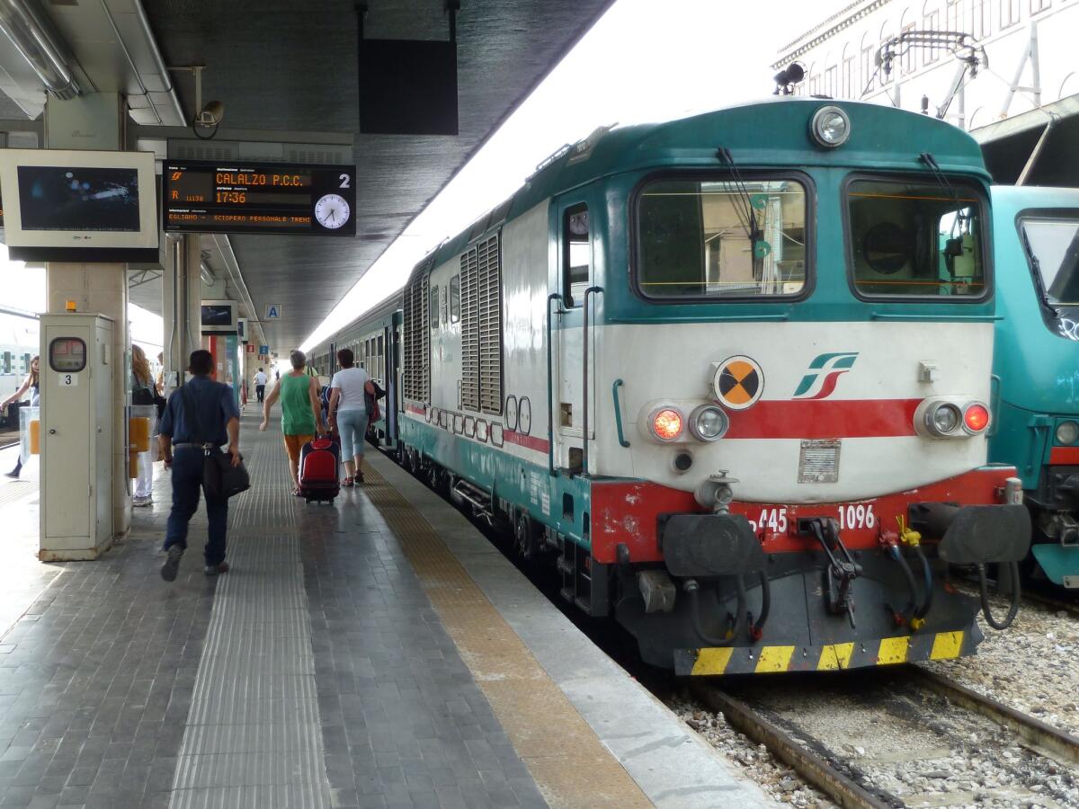 «Troppe multe», Trenitalia licenzia un capotreno a Venezia: la Cassazione lo reintegra - 