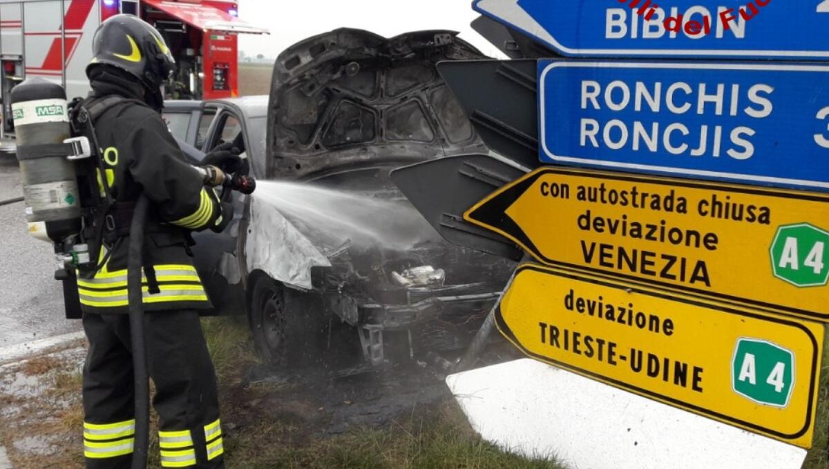 Incendio di un'auto a Ronchis (UD), autista accosta e finisce contro la segnaletica - 