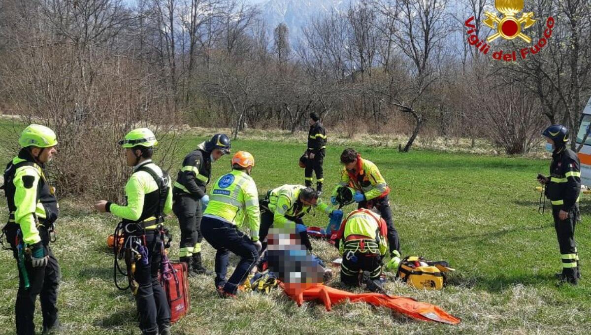 Scivola e ruzzola in una scarpata: soccorso 53enne - 