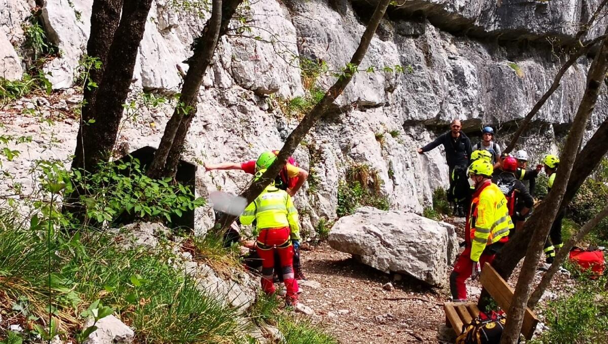 Malore per una 55enne, una 38enne colpita da un sasso e un uomo gravissimo caduto nel torrente - 