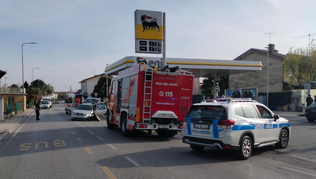 Incidente in Via Pozzuolo a Udine, scontro tra 2 auto: 4 feriti - 