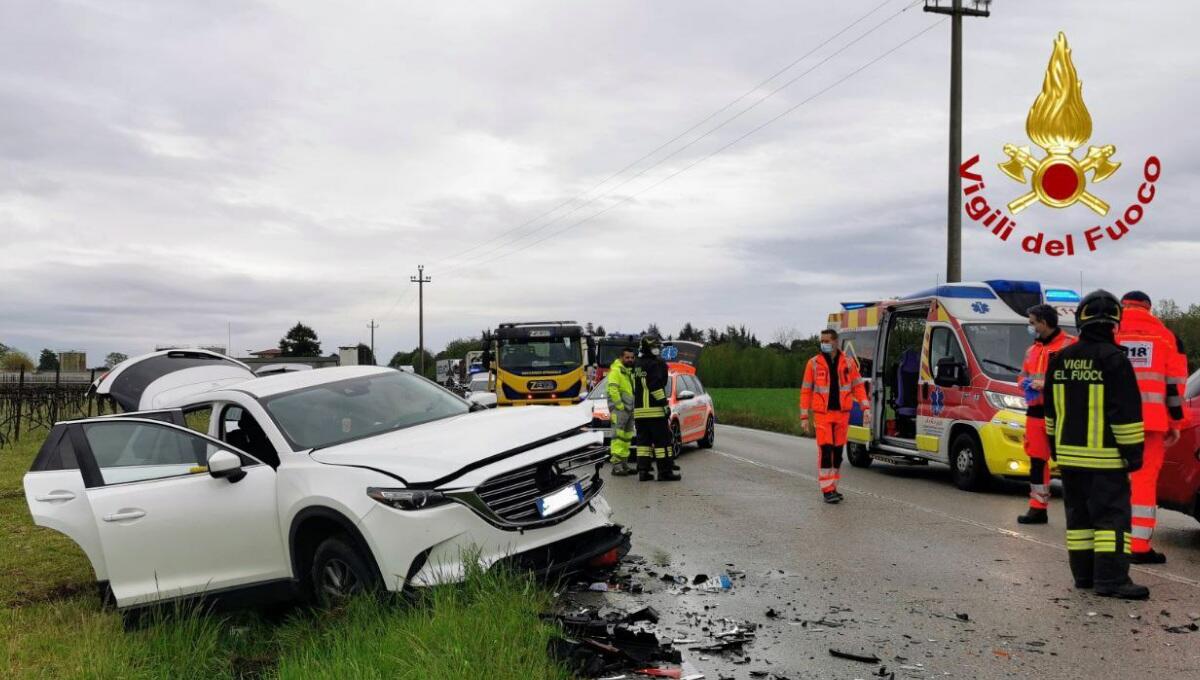 Scontro frontale tra 2 auto a Roveredo in Piano, coinvolto anche un neonato - 