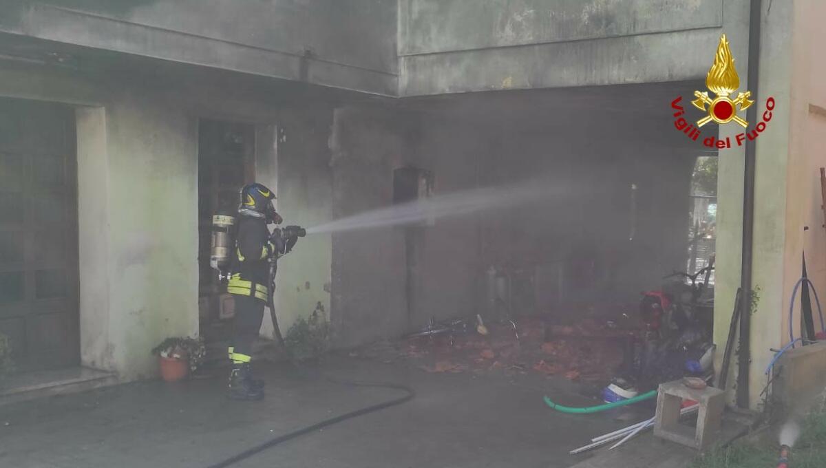 Incendio a Teglio Veneto, brucia un deposito con bombole: i pompieri evitano il peggio - 