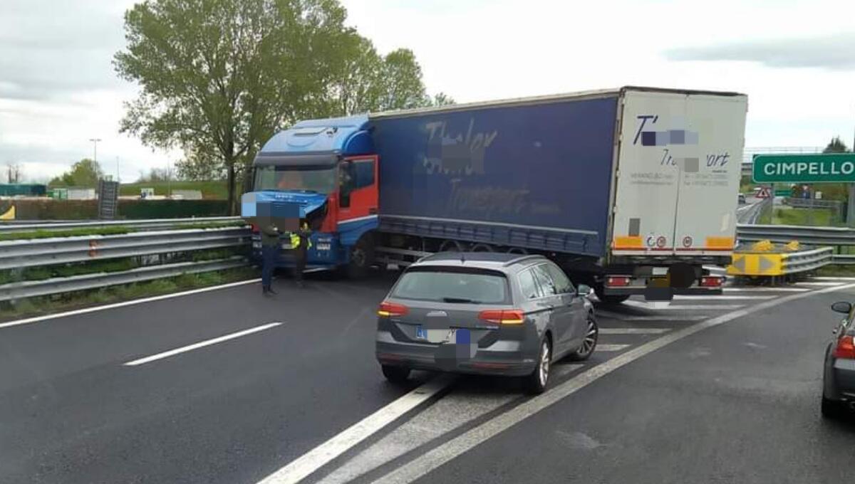 Incidente in A28, mezzo pesante finisce di traverso sulla carreggiata - 