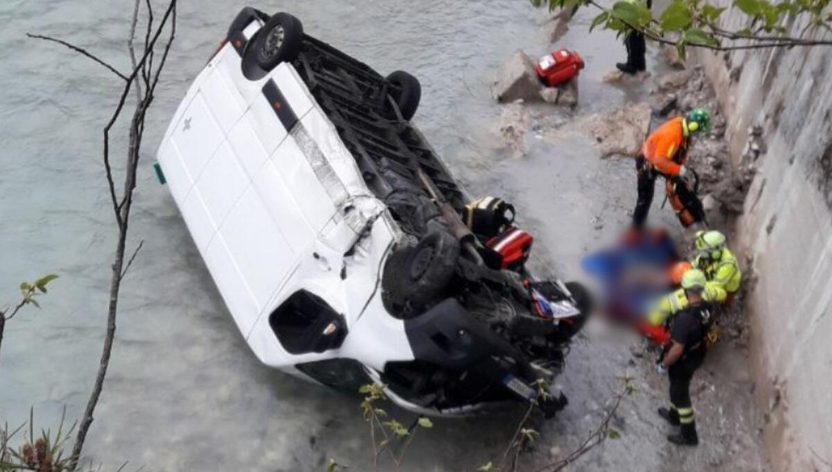 Furgone carico di medicinali vola per 15 metri nel Fiume Fella - 