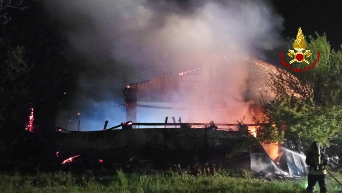 Incendio nel deposito mezzi agricoli affiancato all'abitazione: in salvo 2 persone - 