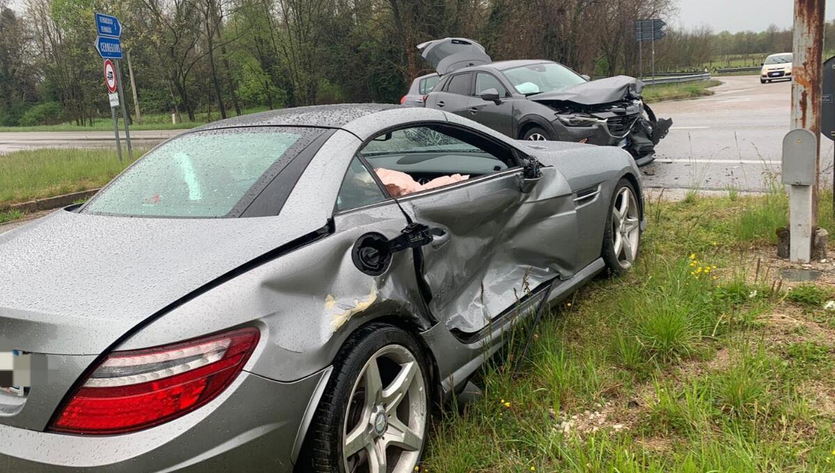 Violento scontro tra due auto a Cerneglons di Remanzacco: nessun ferito - 