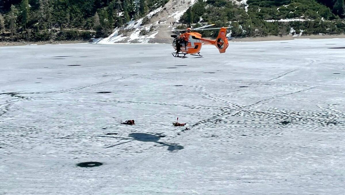 Mentre passeggiano cede il ghiaccio sul lago di Braies: 8 persone in ospedale, tre sono udinesi - 