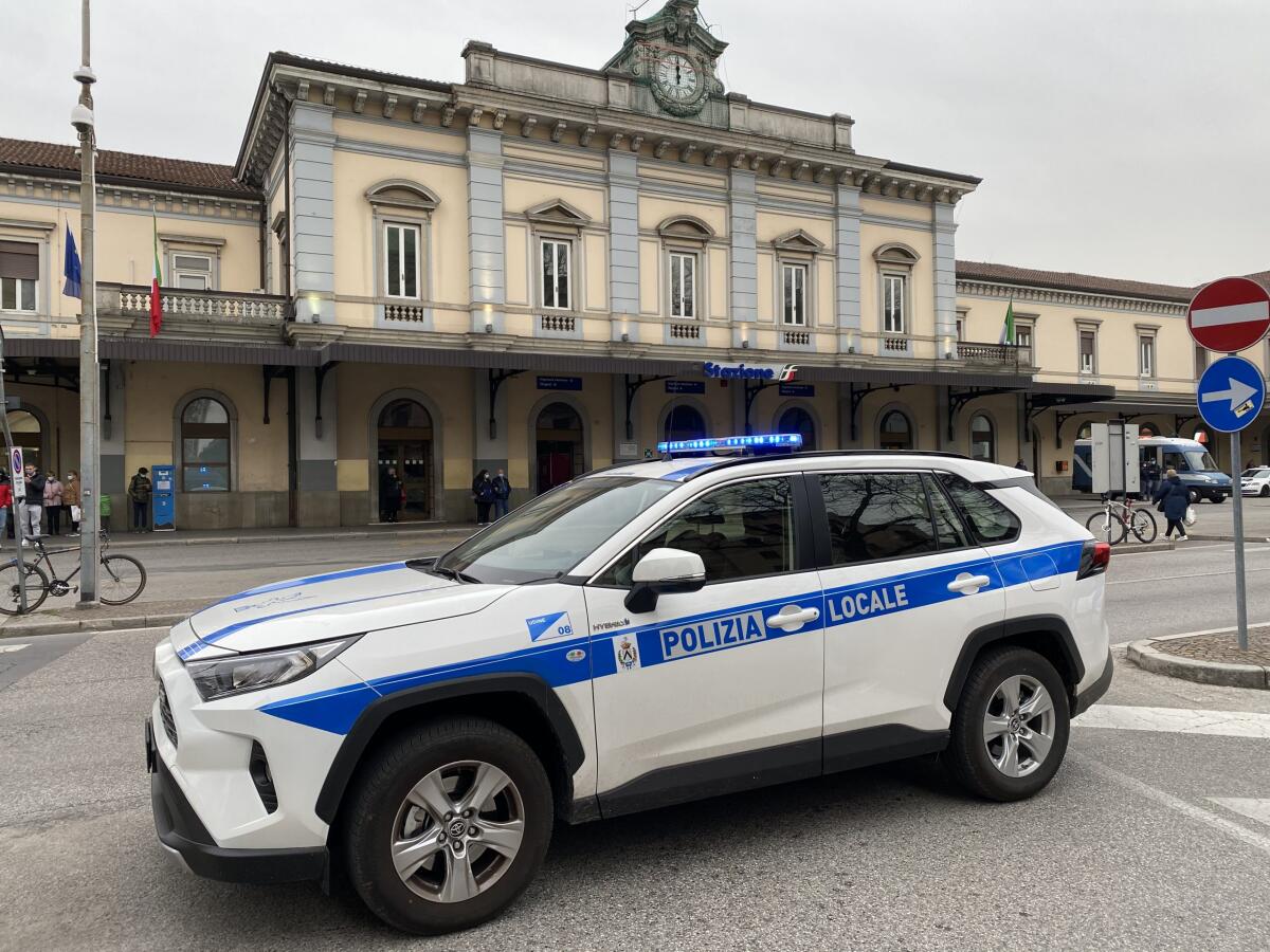 A 15 anni con la moto da cross senza patente né assicurazione e una targa rubata: maxi multa ai genitori - 