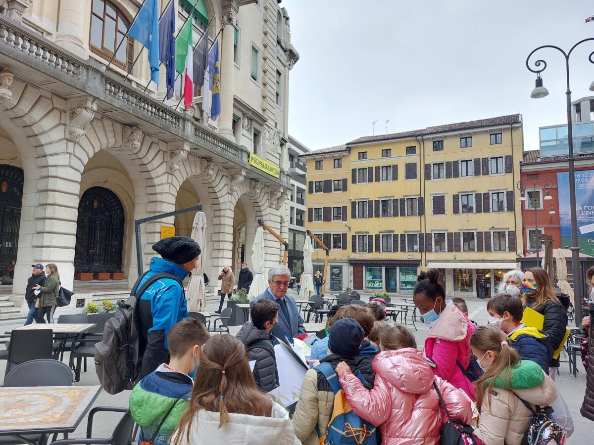 Festa della Patria del Friuli, il sindaco Fontanini incontra i bambini della scuola IV Novembre - 