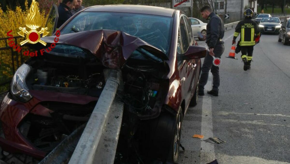 Finisce con l'auto contro la cuspide del guardrail: ferito il conducente - 