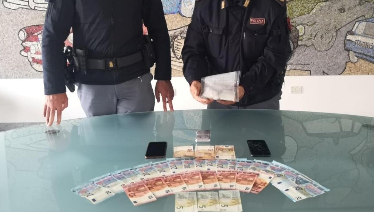 Droga nascosta nelle parti intime, fermato picchia un agente e fugge: arrestato - 