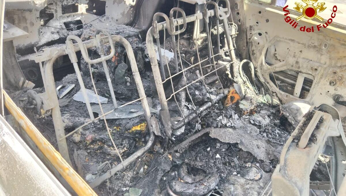 Dacia Sandero distrutta da un incendio l'autista esce appena in tempo - 