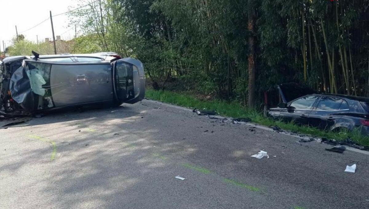 Scontro tra due auto, una si rovescia: 4 feriti tra cui 2 bambine - 