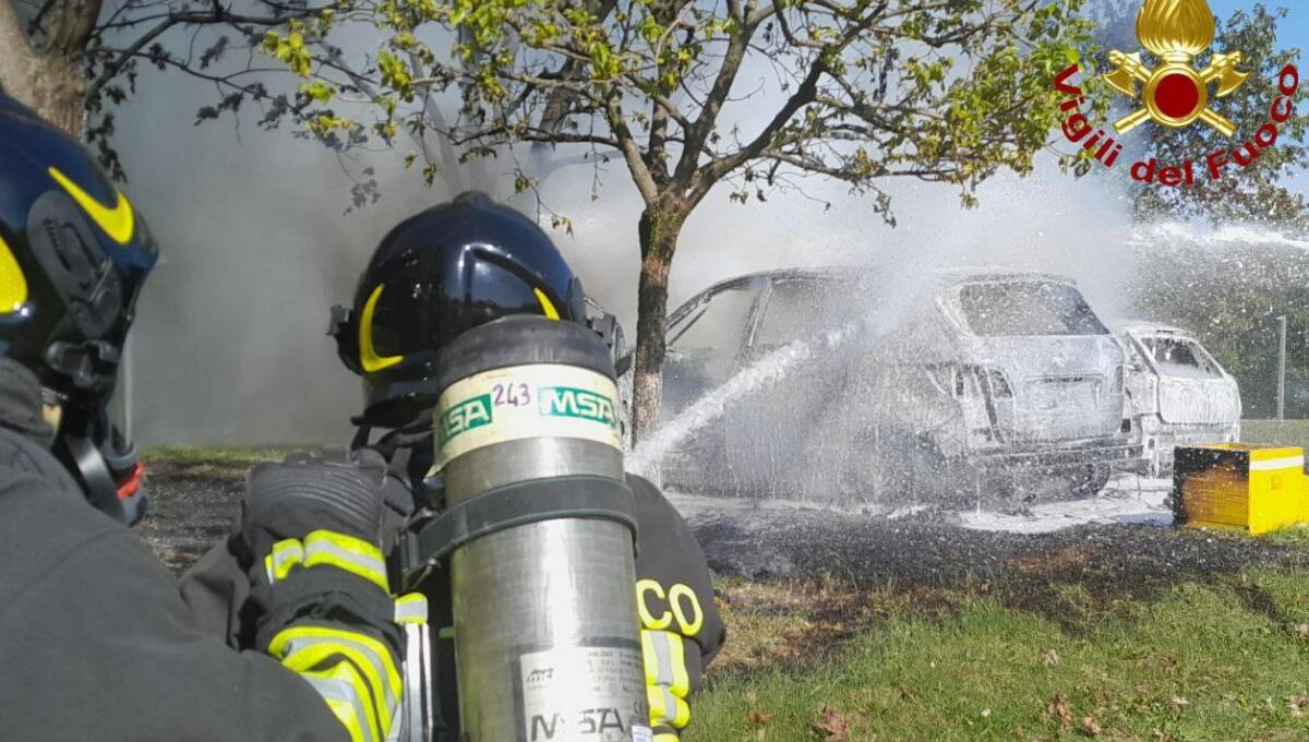 Incendio ad Azzano Decimo (PN),  distrutte dalle fiamme due auto - 