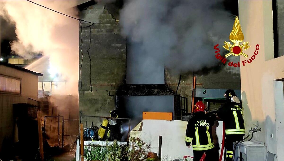 Un incendio devasta l'ex falegnameria a Santa Maria di Sala (VE) - 