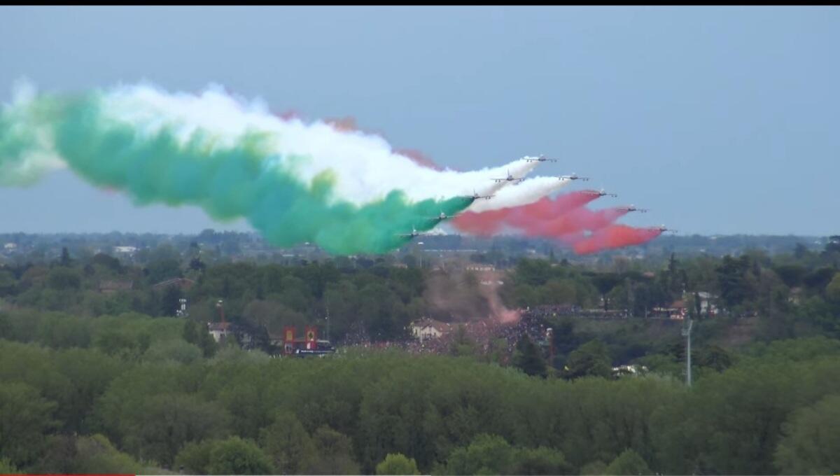 F1, Imola: il sorvolo delle Frecce Tricolori al GP del Made in Italy e dell’Emilia-Romagna - 