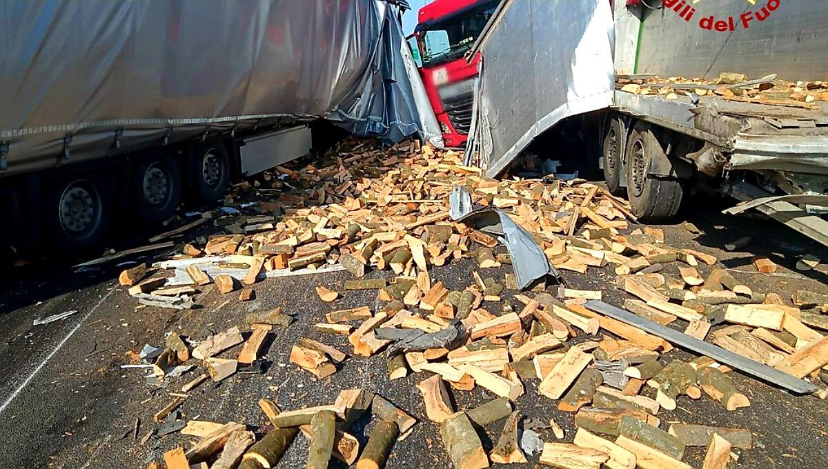 Incidente a Latisana, scontro tra due mezzi pesanti in A4: un ferito - 