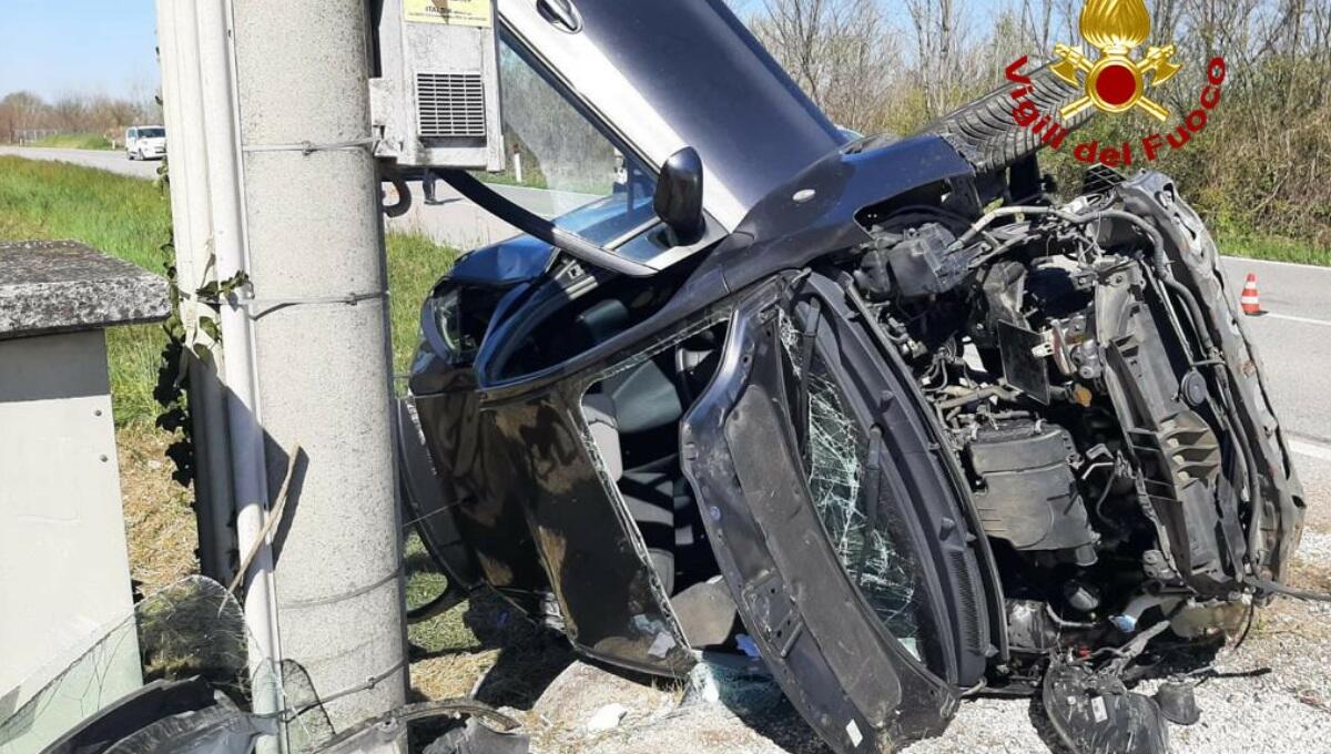 Sbanda con l'auto, si schianta contro un palo di cemento e si ribalta: ferita una donna - 