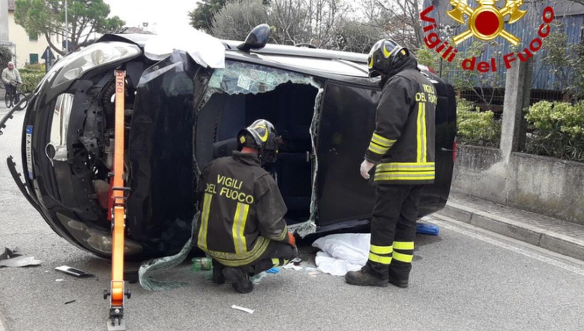 Sbanda con l'auto e si ribalta sul fianco: donna incastrata all'interno - 