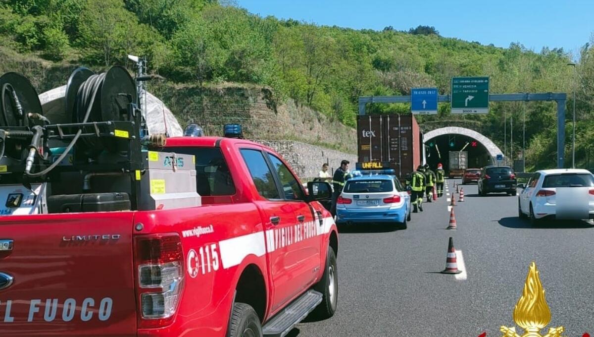 Scontro tra auto e camion in autostrada Sistiana Rabuiese,  perdita di gasolio in strada - 