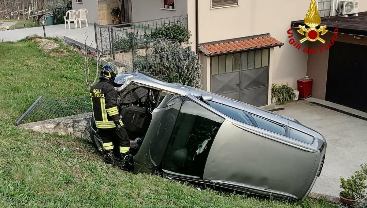 Si rovescia nel giardino di un'abitazione e abbatte la colonnina del gas - 