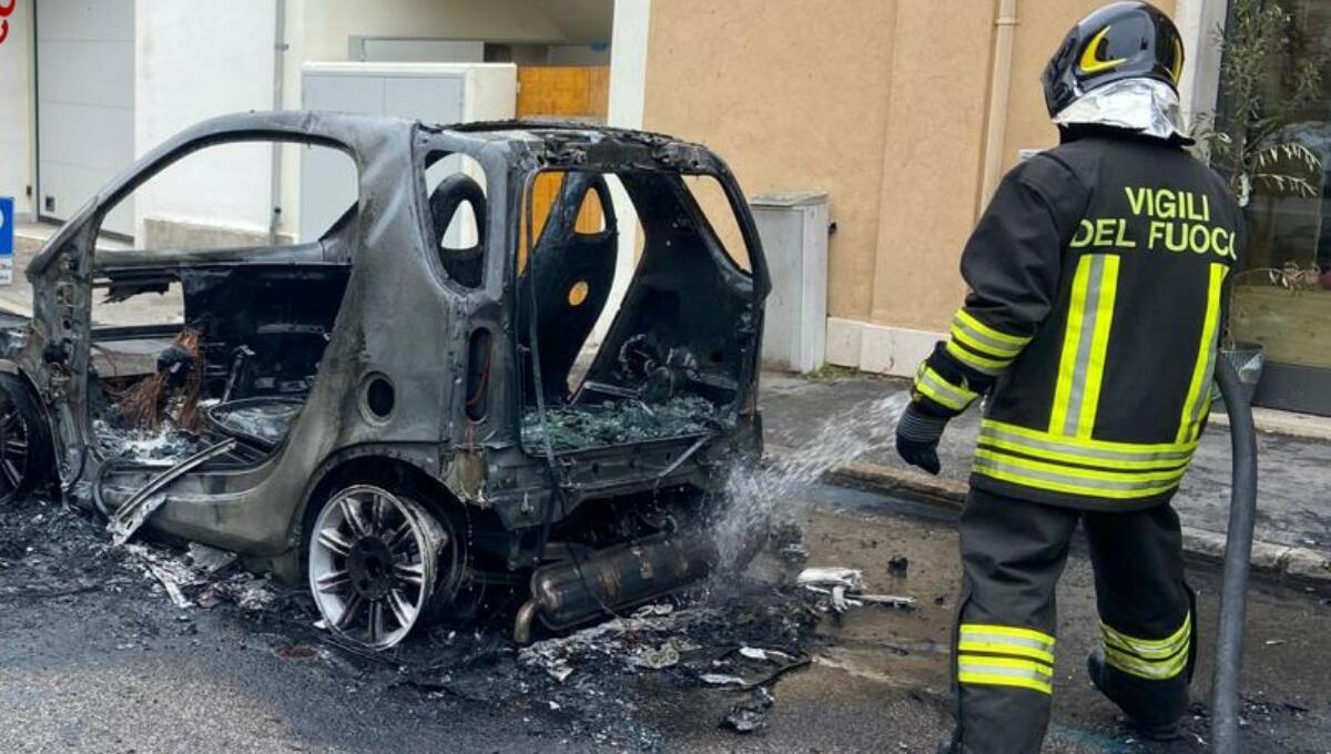 Incendio di un'autovettura: completamente distrutta una Smart - 