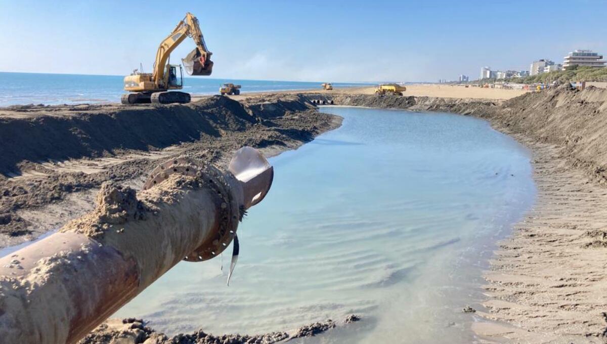 A  Lignano ricostruiti 20 metri di arenile verso il mare, 78mila i metri cubi di sabbia estratti dal canale - 