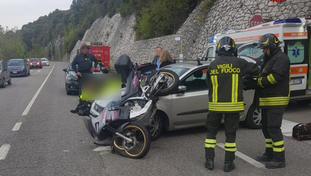 Violento scontro tra auto e moto sulla strada Costiera: ferito il centauro - 