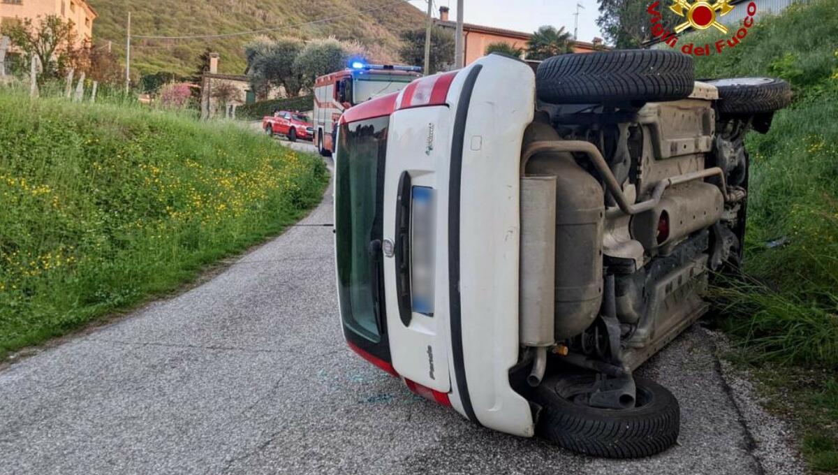 Perde il controllo dell'auto e si ribalta: ferita 70enne - 